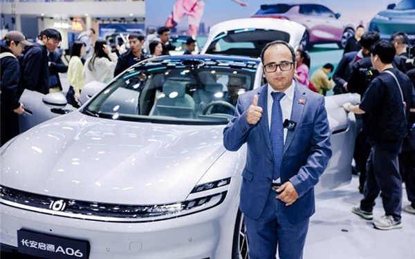 多国外交官的“种草”现场：这台中国车，让他们坐下了就不想走