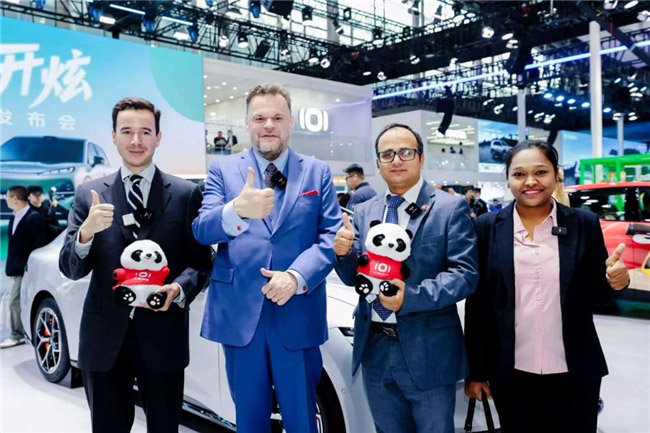 多国外交官的“种草”现场 这台中国车 让他们坐下了就不想走