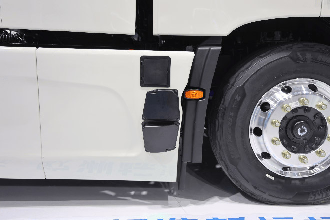 欧洲版东风天龙GX氢燃料电池牵引车