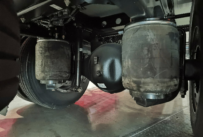 后桥采用复合式空气悬架，减少振动对货物的损伤