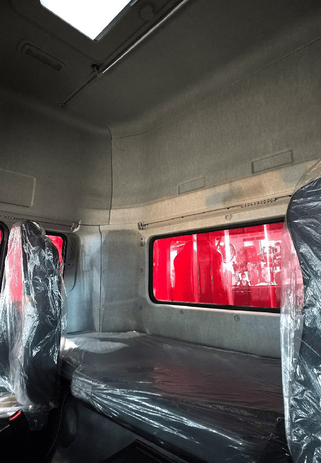 采用高顶单卧铺驾驶室 