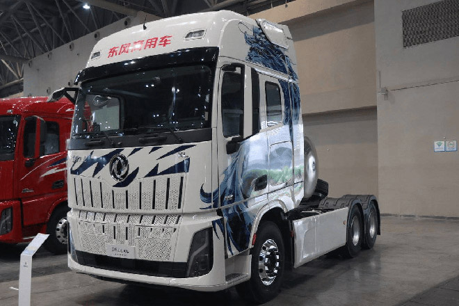 东风天龙KL燃气牵引车