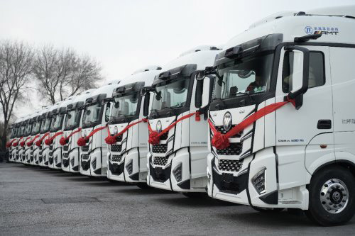 30辆欧曼星辉智能辅助驾驶牵引车交付辽宁鹏瑞冷运