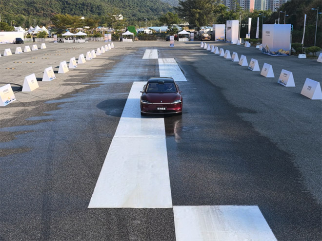 HUAWEI XMC从容试驾 对开湿滑路面 HUAWEI XMC从容试驾 对开湿滑路面