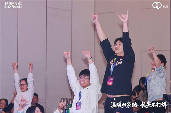长安汽车“温暖回家路 长安不打烊”郑州站