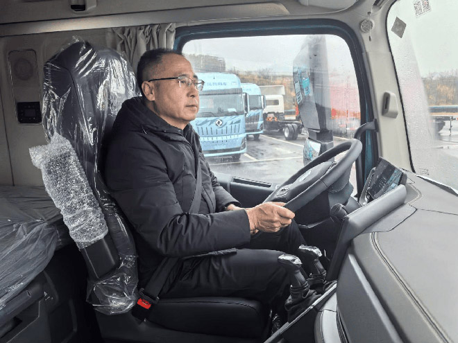 400卡友抢先试驾东风天龙KH