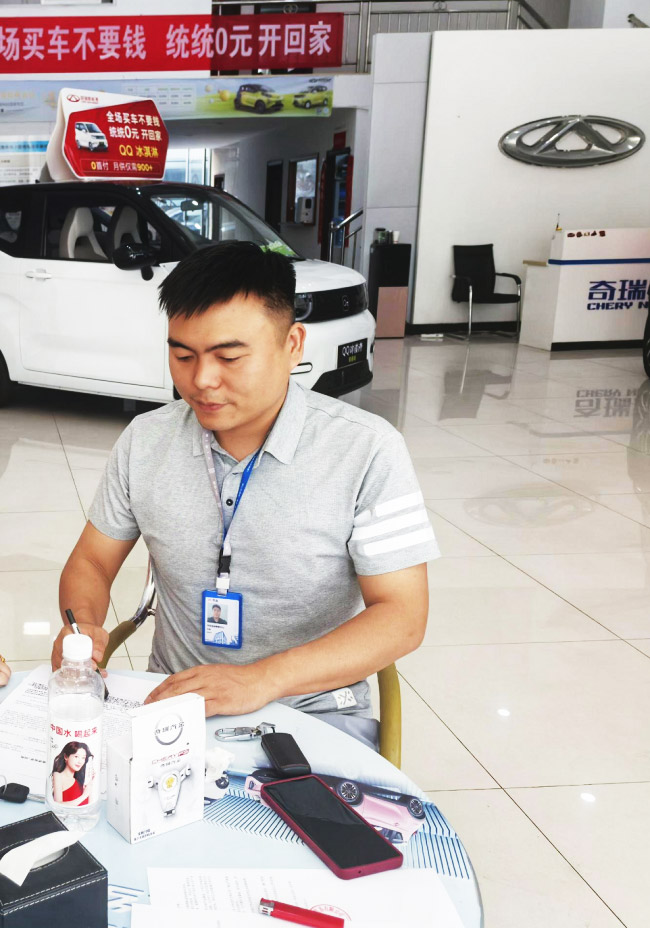 何博正在检查即将签订的合约 何博正在检查即将签订的合约