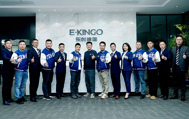 合作双方高层代表在东创建国集团总部合影 合作双方高层代表在东创建国集团总部合影