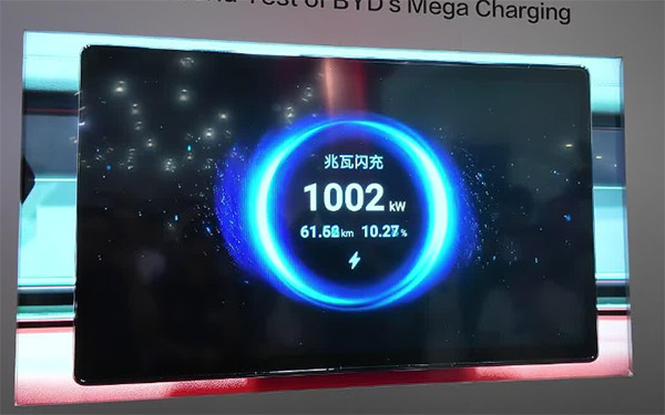 比亚迪藏不住了!闪充之外,两大必杀技待发,新能源格局要变天