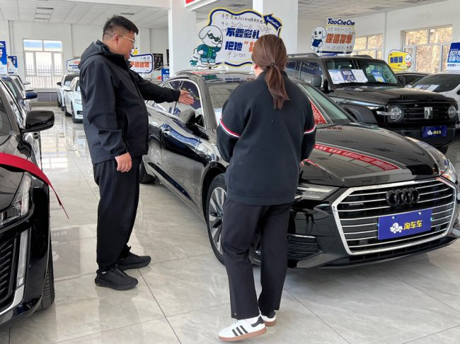 王伟赫(左)日常服务客户 王伟赫(左)日常服务客户