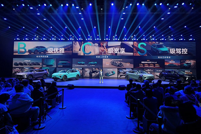 4月13日，备受瞩目的风云T9L在重庆这座魔幻8D城市正式全球上市，新车共推出4款版型，官方指导价12.99万元-18.69万元，