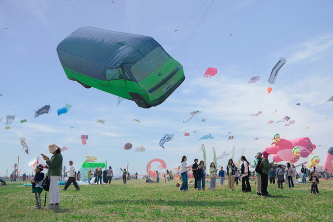 风景i“真车”风筝惊艳潍坊风筝会 外国友人看呆
