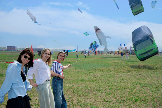 风景i“真车”风筝惊艳潍坊风筝会 外国友人看呆