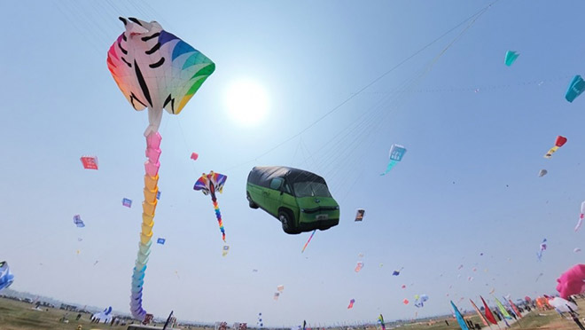 风景i“真车”风筝惊艳潍坊风筝会 外国友人看呆