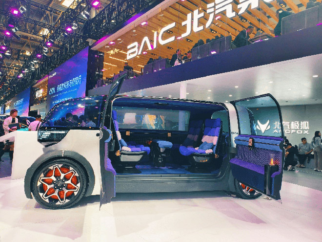 北汽展区概念车展示石墨烯全车热舒适系统