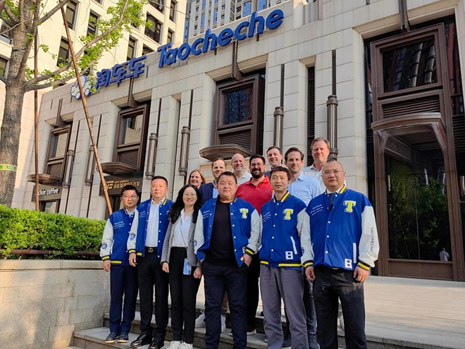 淘车车CEO姜东(前排右三)携高管代表与欧洲汽车经销商考察团合影 淘车车CEO姜东(前排右三)携高管代表与欧洲汽车经销商考察团合影
