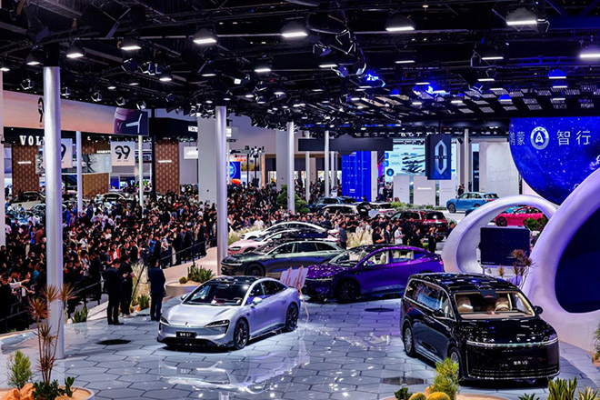 全栈技术赋能 鸿蒙智行定义智能出行未来格局