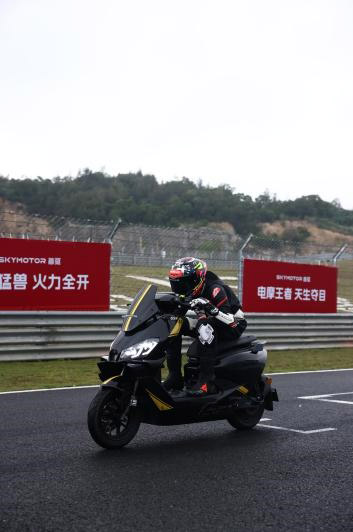 首驱S300征服赛道 刷新电摩圈速纪录
