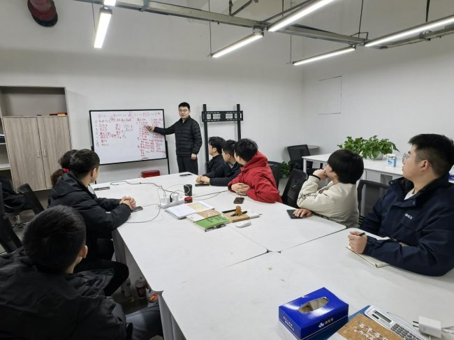张旭与团队成员分享经验 张旭与团队成员分享经验