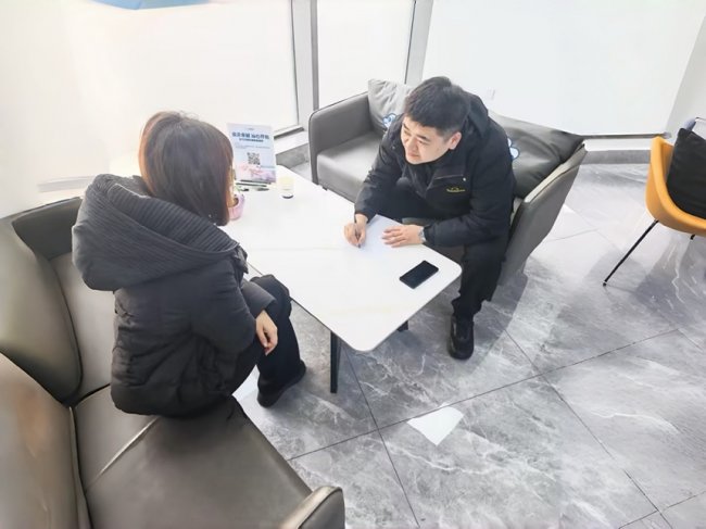 邹兴旺在服务客户中