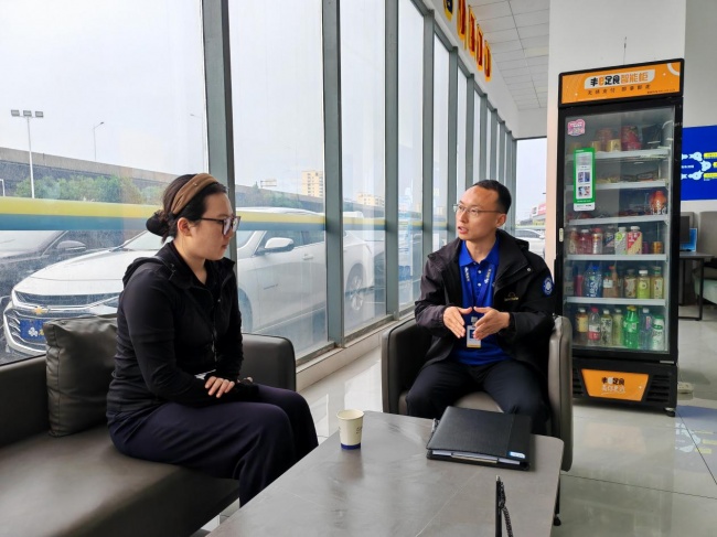 赵龙坡(右)正在给客户讲解购车方案 赵龙坡(右)正在给客户讲解购车方案